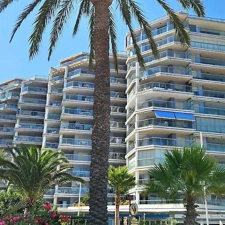 Апартаменти Oceana Beachfront Apartment - Sea Views, Pool & Spa