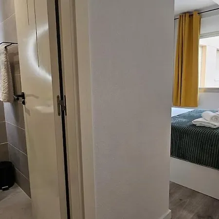Апартаменти Oceana Beachfront Apartment - Sea Views, Pool & Spa Кальпе