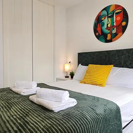 Oceana Beachfront Apartment - Sea Views, Pool & Spa *