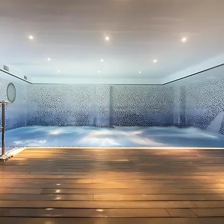 Apartamento Oceana Beachfront - Sea Views, Pool &