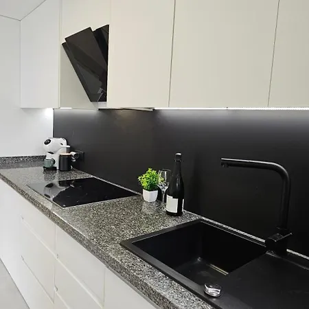 Oceana Beachfront Apartment - Sea Views, Pool & Spa Apartmán